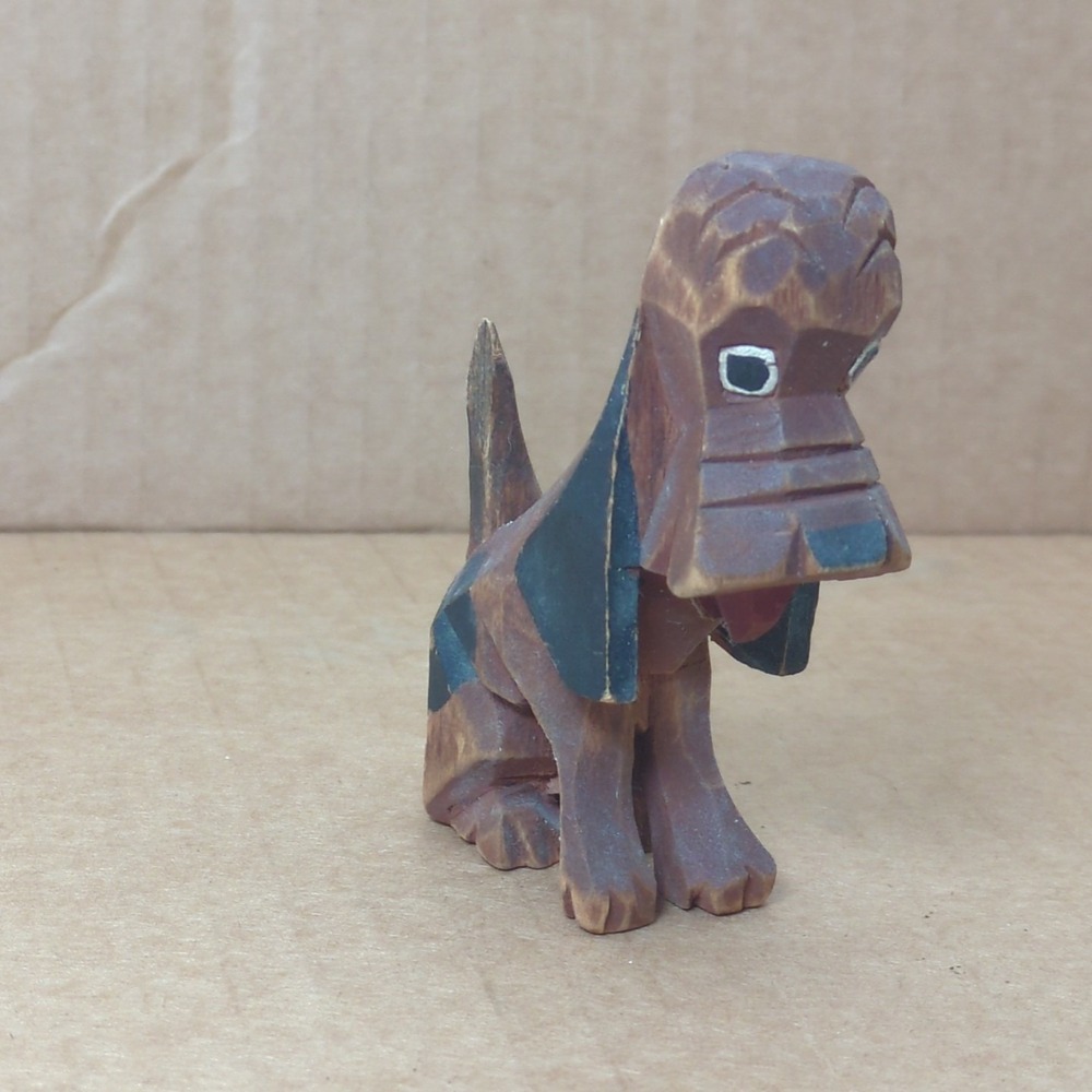 Vintage Carved Wood Folk Art Black And Tan Coonhound Dog Sitting Figurine
